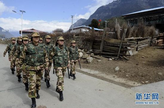 西藏林芝公安边防支队米林县南伊乡女子边防派出所的官兵在南伊沟巡逻(3月24日摄)。新华社记者
