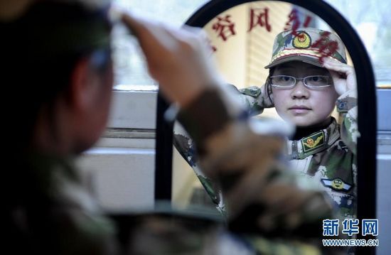 西藏林芝公安边防支队米林县南伊乡女子边防派出所所长程晓在整装(3月24日摄)。新华社记者
