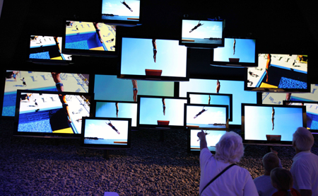 Des visiteurs regardent des téléviseurs LCD lors de la Foire internationale de l'électronique 2008 à Berlin, capitale allemande. La foire a ouvert ses portes vendredi dernier. 