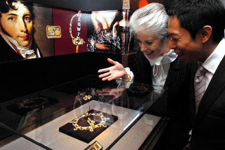 L'exposition des trésors de Napoléon à Hongkong a attiré de nombreux visiteurs lors de son jour d'ouverture. Cette exposition, ouverte le 3 décembre, est présentée par  la société française de bijoux  Chaumet à sa première bijouterie à Hongkong.