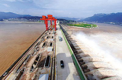 三峡工程首次发挥防洪功能拦蓄洪水(图)