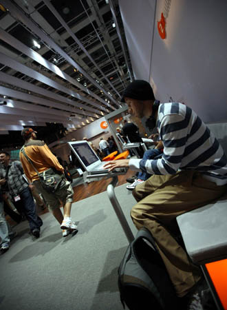 Un visiteur essaie un ordinateur portable lors de la Foire internationale de l'électronique 2008 à Berlin, capitale allemande. La foire a ouvert ses portes vendredi dernier. 