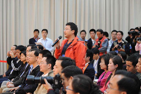 Les trois taikonautes ont tenu une conférence de presse  mercredi après-midi au Centre de lancement de satellites de  Jiuquan, situé dans la province du Gansu (nord-ouest).  