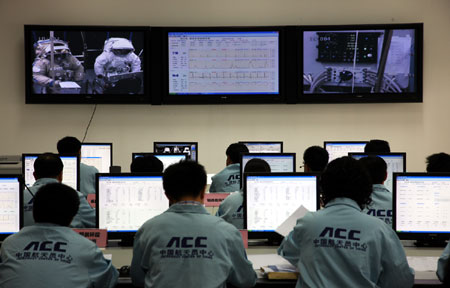 Les six astronautes  sélectionnés pour la troisième mission spatiale habitée chinoise  finissent actuellement leur dernier entraînement avant le  lancement du vaisseau Shenzhou-7 programmé entre le 25 et le 30  septembre, selon une responsable de la mission.