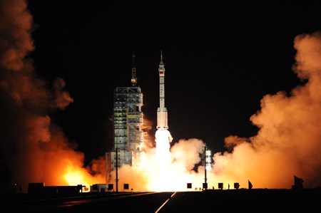 Le 3e vaisseau spatial habité chinois Shenzhou-7 a décollé jeudi soir depuis le Centre delancement de satellites de Jiuquan, situé dans le nord-ouest de laChine, avec trois astronautes à bord. 