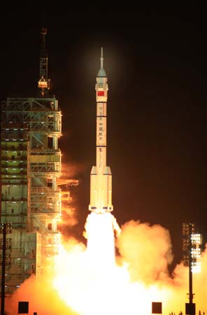 Le 3e vaisseau spatial habité chinois Shenzhou-7 a décollé jeudi soir depuis le Centre delancement de satellites de Jiuquan, situé dans le nord-ouest de laChine, avec trois astronautes à bord.