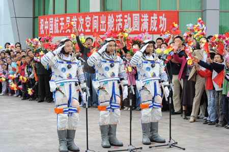 Le Centre de  lancement de satellites de Jiuquan, dans le nord-ouest de la Chine, a tenu jeudi après-midi une cérémonie d&apos;au revoir aux trois  taikonautes avant leur embarquement à bord du Shenzhou-7.  