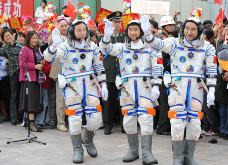 Le Centre de  lancement de satellites de Jiuquan, dans le nord-ouest de la Chine, a tenu jeudi après-midi une cérémonie d&apos;au revoir aux trois  taikonautes avant leur embarquement à bord du Shenzhou-7.  