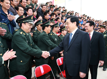 Hu  Jintao, secrétaire général du Comité central du Parti communiste  chinois, président chinois, et président de la Commission  militaire centrale, a rencontré vendredi les représentants des  institutions participant à la mission spatiale Shenzhou-7 au  Centre de lancement de satellites de Jiuquan dans la province du  Gansu (nord-ouest de la Chine).   