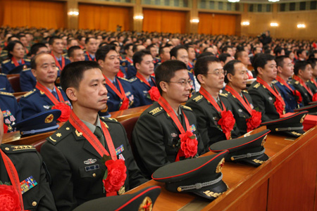 Une cérémonie rendant hommage aux  organisations et individus ayant contribué aux opérations de  secours suite au séisme qui a frappé le sud-ouest de la Chine le  12 mai s&apos;est tenue mercredi à Beijing.  