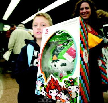 2008年首批海外游客到京 234名游客获赠福娃