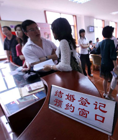 Plus de 1 000 futurs couples à  Beijing ont réservé le 8 août comme date de leur mariage vendredi  après avoir fait la queue devant les bureaux d'inscription pendant plusieurs heures, a indiqué un officiel du bureau municipal des  affaires civiles.