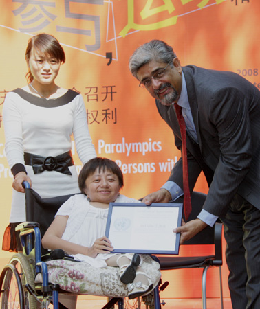 Les Nations unies ont décerné  lundi matin des certificats honoraires à cinq personnalités  chinoises pour leur contribution au développement des droits pour  les personnes handicapées.