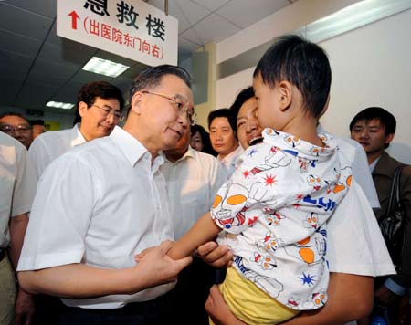Le Premier ministre chinois rend visite aux bébés malades à  Beijing