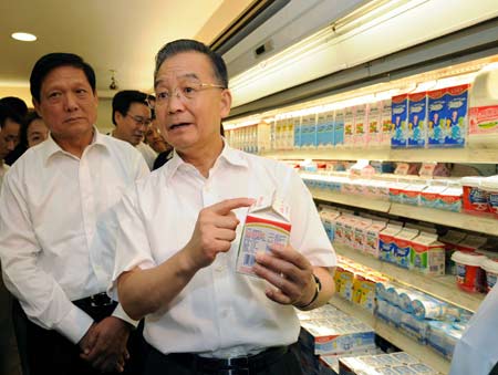 Le Premier ministre chinois rend visite aux bébés malades à  Beijing