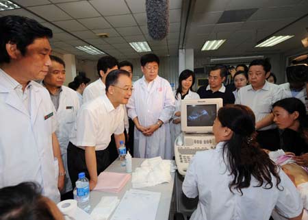 Le Premier ministre chinois rend visite aux bébés malades à  Beijing