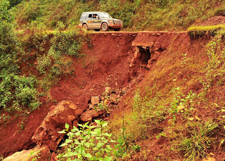 Des glissements de terrain et  des coulées de boue ont fait au moins 26 morts et 41 disparus dans la province du Yunnan (sud-ouest de la Chine) après que 4  personnes aient été confirmées mortes, ont indiqué les autorités  locales lundi.   