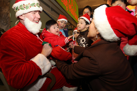 Plus de 50 volontaires étrangers ont réconforté des personnes âgées et des enfants au centre, et ont célébré Noël avec eux jeudi. 