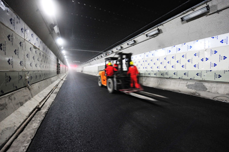 Le premier tunnel routier de Chine passant sous le fleuve Yangtsé entrera en service d&apos;essai pendant  trois mois à partir de dimanche dans la ville de Wuhan, en Chine centrale.