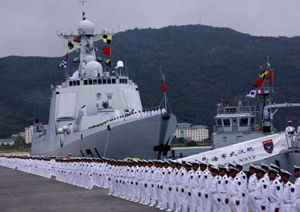 Lors d'une cérémonie de routine organisée lors des départs de  la marine chinoise pour l'étranger, les officiers et les marins  ont promis leur dévouement envers leur patrie, le peuple chinois  et leur mission en mer de Chine méridionale avant de mettre le cap sur le détroit de Malacca.  