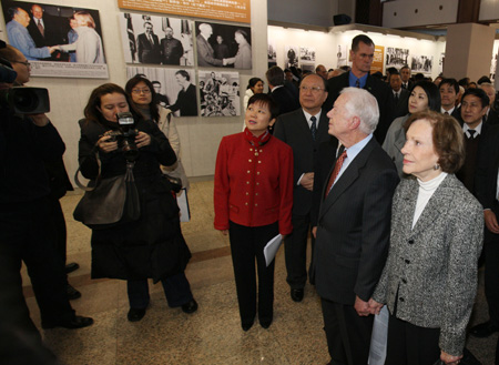 L&apos;ancien président américain  Jimmy Carter a revécu un moment historique quand il a revu une  vidéo d&apos;il y a trente ans lundi à Pékin. 