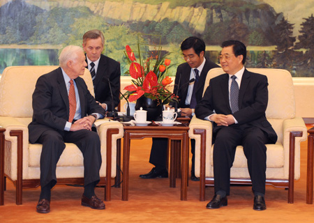 Le président chinois Hu Jintao a rencontré lundi à Beijing l'ancien président américain Jimmy  Carter, à l'occasion du 30e anniversaire de l'établissement des  relations diplomatiques entre les deux pays.