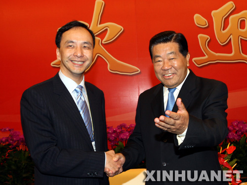 Jia Qinglin, président du Comité  national de la Conférence consultative politique du Peuple chinois (CCPPC), a rencontré samedi à Xiamen, dans l'est de la Chine, des participants au Forum du Détroit, forum informel de grande  envergure.  