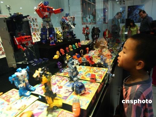 Le 30 mai, à l&apos;approche de la Fête des enfants qui aura lieu le 1er juin, la 2e édition de l&apos;exposition des jouets d&apos;enfance, évoquant la nostalgie du passé, s&apos;est ouverte dans le marché d&apos;antiquités de Panjiayuan à Beijing.