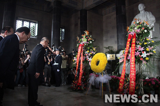 Le président du parti Kuomintang (KMT) Wu Poh-hsiung, actuellement dans la partie continentale de Chine, a visité lundi le mausolée du Dr. Sun Yat-sen, fondateur du KMT et précurseur de la révolution anti-féodale de la Chine.