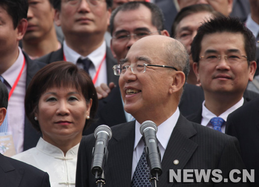 Le président du parti Kuomintang (KMT) Wu Poh-hsiung, actuellement dans la partie continentale de Chine, a visité lundi le mausolée du Dr. Sun Yat-sen, fondateur du KMT et précurseur de la révolution anti-féodale de la Chine.