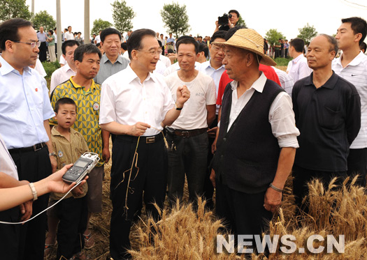 Le Premier ministre chinois Wen Jiabao a appelé les jeunes étudiants du pays à rechercher des emplois locaux dans les régions chinoises moins développées en raison de la pression croissante exercée par la récession économique sur le marché de l'emploi.