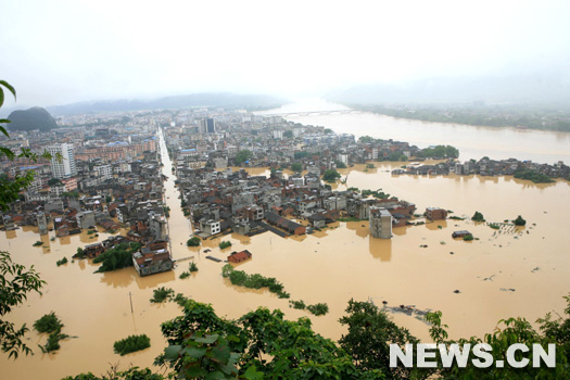 Dans le sud de la Chine, des pluies torrentielles et des inondations ont fait au moins 15 morts, cinq disparus, plus de 550 000 déplacés, détruit des maisons, noyé des cultures et coupé l'électricité.