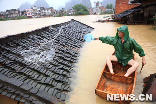 Dans le sud de la Chine, des pluies torrentielles et des inondations ont fait au moins 15 morts, cinq disparus, plus de 550 000 déplacés, détruit des maisons, noyé des cultures et coupé l'électricité.