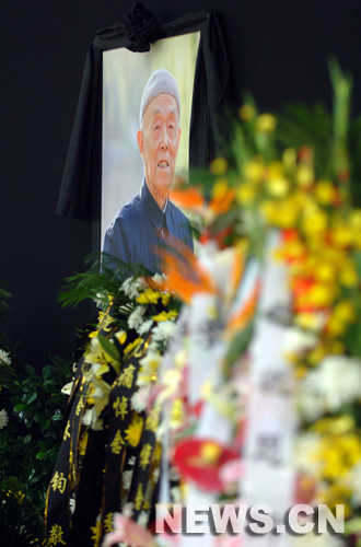 Des personnes rendent hommage au célèbre linguiste chinois Ji Xianlin à l&apos;Université de Beijing, le 12 juillet 2009. 