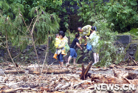 Le typhon Morakot avait fait 67 morts et 61 personnes portées disparues à la date du mercredi 12 août à midi, indiquent les autorités de l&apos;île de Taiwan.