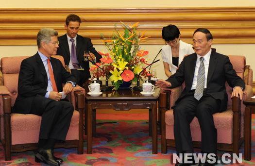 La Chine accorde toujours un grand prix à ses relations avec la France et souhaite que les deux pays puissent travailler ensemble pour développer leurs relations, a indiqué mercredi le vice-Premier ministre chinois Wang Qishan, lors d'une rencontre avec Jean-David Levitte, conseiller diplomatique du président français Nicolas Sarkozy.