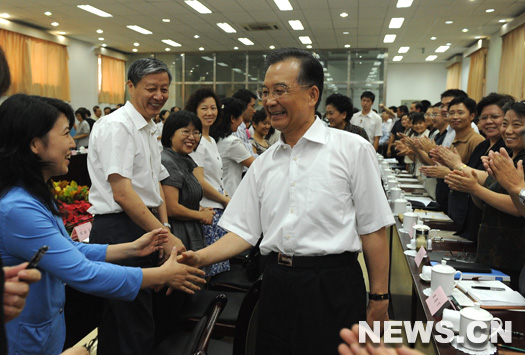 A l&apos;approche de la 25e Journée des enseignants, le 10 septembre, le Premier ministre chinois Wen Jiabao a appelé les enseignants à améliorer le niveau de leur enseignement et à se montrer zélés.