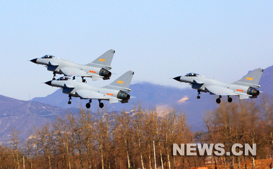 Une formation aérienne de l&apos;Armée populaire de Libération (APL) a tracé dimanche des lignes rouges, blanches et bleues dans le ciel de Beijing pour marquer le 60e anniversaire des forces aériennes de l&apos;APL.