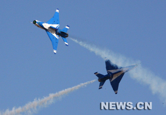 Une formation aérienne de l&apos;Armée populaire de Libération (APL) a tracé dimanche des lignes rouges, blanches et bleues dans le ciel de Beijing pour marquer le 60e anniversaire des forces aériennes de l&apos;APL.