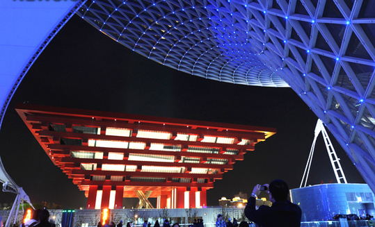 Situé dans la zone de Pudong sur la rive orientale de la rivière Huangpu et d'une superficie de 160 100 m², le pavillon chinois de l'Exposition universelle de Shanghai comprend un hall national, un hall pour les provinces et régions de la Chine et un hall pour Hong Kong, Macao et Taiwan.