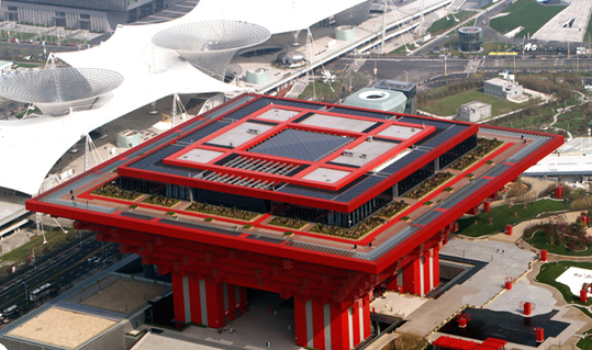 Situé dans la zone de Pudong sur la rive orientale de la rivière Huangpu et d'une superficie de 160 100 m², le pavillon chinois de l'Exposition universelle de Shanghai comprend un hall national, un hall pour les provinces et régions de la Chine et un hall pour Hong Kong, Macao et Taiwan.