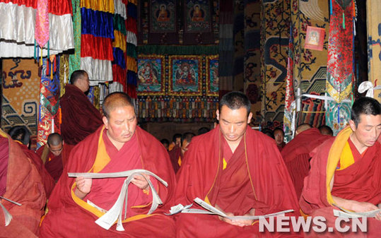 Les moines de toute la Chine ont prié ce mercredi matin, pour les victimes du séisme du 14 avril dans la province du Qinghai (sud-ouest), soit 49 jours après leur mort.