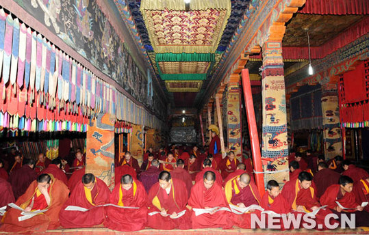 Les moines de toute la Chine ont prié ce mercredi matin, pour les victimes du séisme du 14 avril dans la province du Qinghai (sud-ouest), soit 49 jours après leur mort.