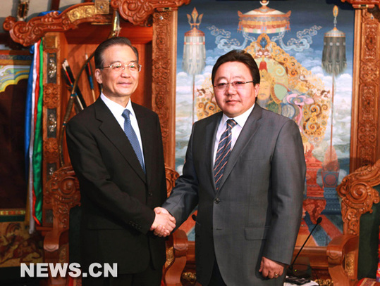  Le Premier ministre chinoisWen Jiabao, en visite en Mongolie, et le président mongol, Tsakhia Elbegdorj, ont promis de renforcer les relations entre les deux pays lors de leur rencontre mercredi à Oulan Bator.