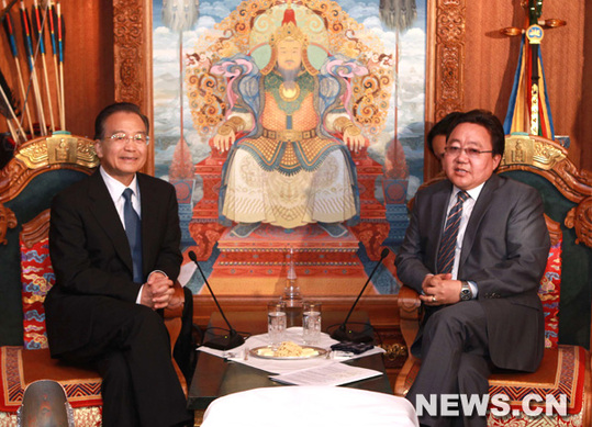  Le Premier ministre chinoisWen Jiabao, en visite en Mongolie, et le président mongol, Tsakhia Elbegdorj, ont promis de renforcer les relations entre les deux pays lors de leur rencontre mercredi à Oulan Bator.