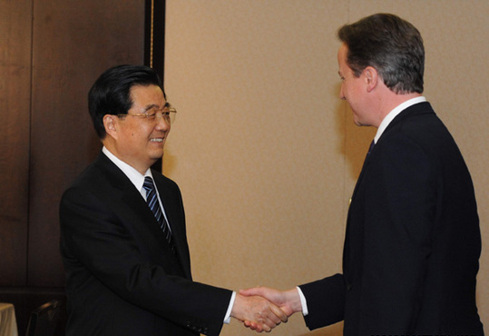 Le président chinois Hu Jintao s'est entretenu samedi à Toronto, au Canada, le Premier ministre britannique David Cameron, en marge du sommet du G20.