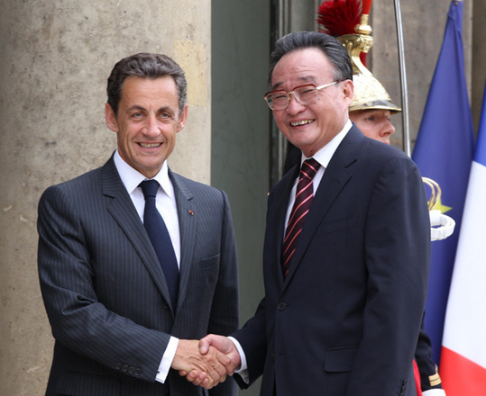 Le président du Comité permanent de l'Assemblée populaire nationale de Chine (APN, parlement chinois), Wu Bangguo a rencontré vendredi à l'Elysée le président français Nicolas Sarkozy, avec lequel il a abordé l' approfondissement du partenariat stratégique forgé entre les deux pays ainsi que les relations économiques et commerciales bilatérales.