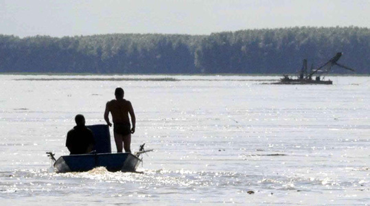 Des ouvriers ont récupéré 6 387 barils de produits chimiques et repéré 684 autres déversés par la crue du fleuve Songhuajiang (nord-est), quatre jours suite aux inondations, ont annoncé dimanche soir des responsables locaux.