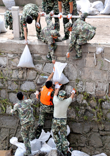 Les soldats de l'Armée populaire de Libération de Chine (APL, armée chinoise) et les policiers armés sont appelés à protéger la vie et les biens de la population dans la lutte contre les inondations en cours dans le pays.