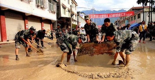 Les sauveteurs ont rouvert dimanche une voie principale d&apos;accès au district frappé par des coulées de boue dans la province du Sichuan (sud-ouest), ce que les responsables locaux considèrent comme une étape importante pour pouvoir accélérer les opérations de secours.